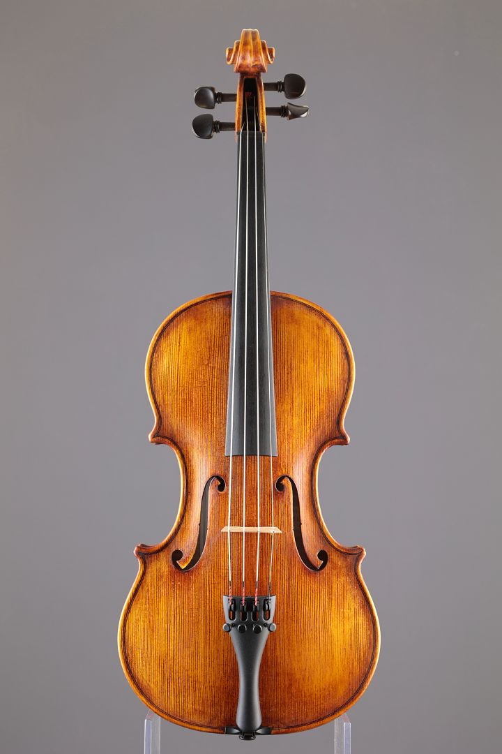 Leonhardt Rainer W. - Mittenwald Anno 2026 - Braunbärchen - 3/4 Geige - G-096k